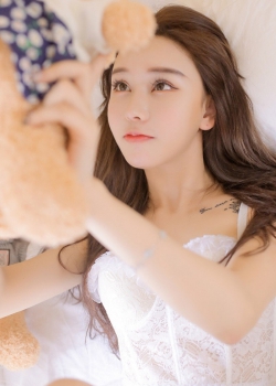 气质美女麻花辫迷人电眼蕾丝短裤玉腿私房写真